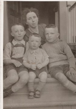1938 Mom&3kids